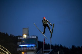 Karl Geiger springt zum Sieg