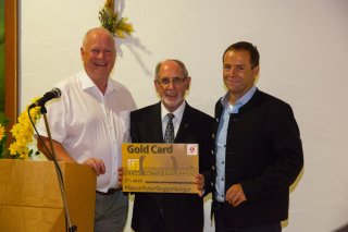 St. Johannes Baptist, Verabschiedung Pfarrer Guggenberger mit Peter Krujer (links) und Willi Geiger (rechts)