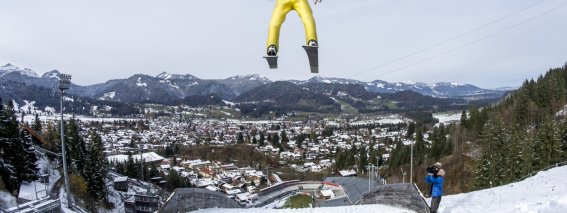 Severin Freund bei den letzten Sommersprüngen in der Erdinger Arena