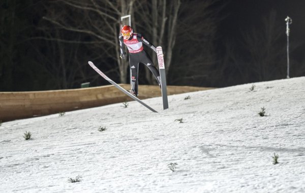 Karl Geiger beim ersten Flug von der neuen Schanze