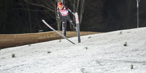 Karl Geiger beim ersten Flug von der neuen Schanze