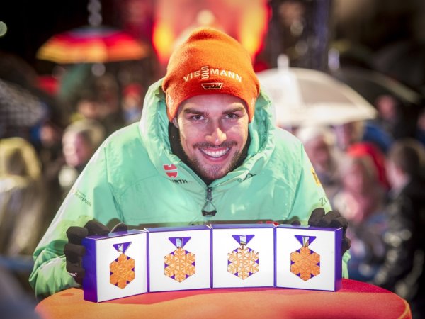 Johannes Rydzek präsentiert seine vier Goldmedaillen