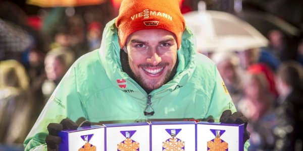 Johannes Rydzek präsentiert seine vier Goldmedaillen