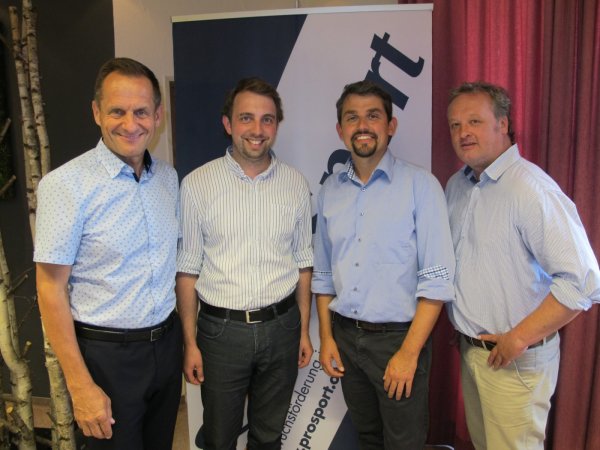Dominik Fritz (zweiter von links) übernimmt kommissarisch die ehrenamtliche ProSport-Geschäftsführung von Stefan Huber (zweiter von rechts). Präsident Alfons Hörmann (ganz links) und der Vorsitzende Alois Ried (ganz rechts) Dominik Fritz (zweiter von links) übernimmt kommissarisch die ehrenamtliche ProSport-Geschäftsführung von Stefan Huber (zweiter
