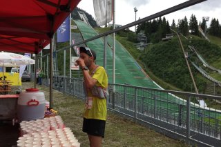 Jojo Klein bei der Verpflegung in der Erdinger Arena