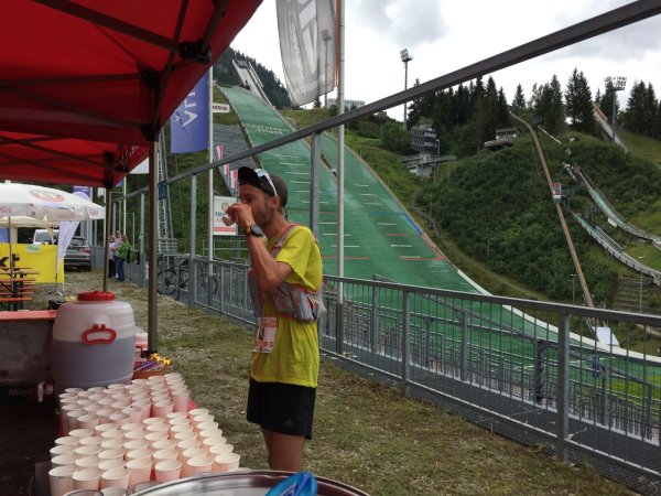 Jojo Klein bei der Verpflegung in der Erdinger Arena