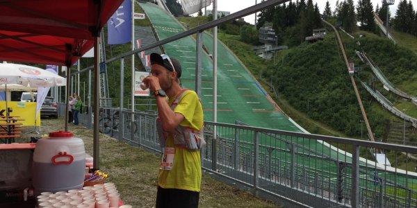 Jojo Klein bei der Verpflegung in der Erdinger Arena