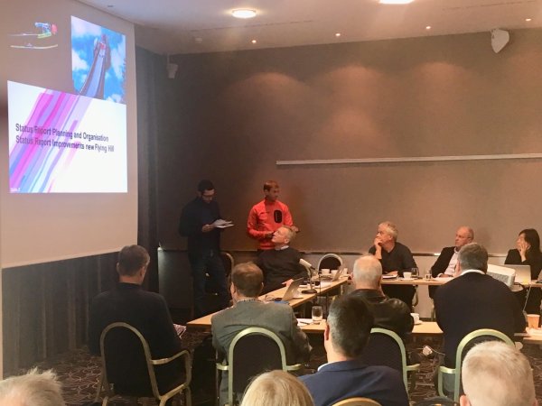 Präsentation des Vorbereitungsstandes der Skiflug-WM durch Geschäftsführer Florian Stern und Rennleiter Michael Neumayer. Herbstmeeting Zürich