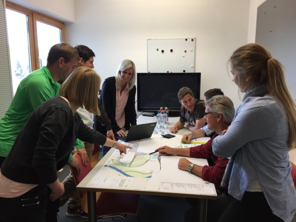 Das Team der SVG mit (von links) Eva Prinz, Michael Neumayer, Felix Veith, Angela Wiartalla, Fidel Joas, Florian Stern (verdeckt), Hans Schmid und Praktikantin Carolin Harzheim bereitet sich auf die Wintersaison vor. Das Team der SVG bereitet sich auf den anstehenden Winter vor