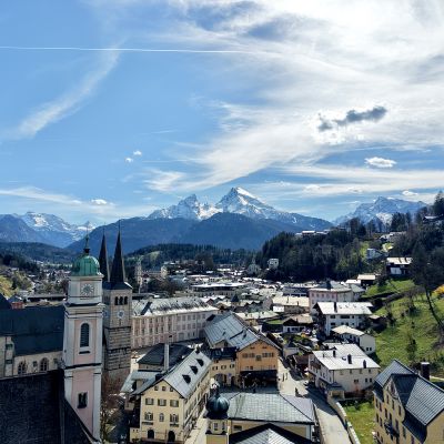 Blick auf die Stiftskirche St. Peter und Johannes der Täufer