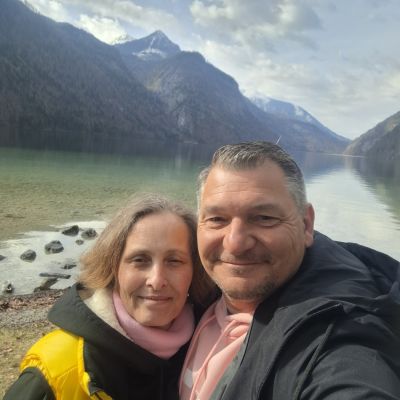 ​✨ 27 Jahre voller Liebe, Lachen und gemeinsamer Abenteuer. ❤️

​Es gibt keinen schöneren Ort, um unseren Hochzeitstag zu feiern, als hier am magischen Königssee. Die Stille des Wassers, die majestätischen Berge und du an meiner Seite – mehr brauche ich nicht zum Glücklichsein.
​Auf viele weitere glückliche Jahre voller Entdeckungen! 🥂🏔️

​#Hochzeitstag #Anniversary #Königssee #Berchtesgaden #Eheglück #LiebeMeinesLebens #Alpenliebe #TogetherForever #NatureLovers #MagicMoments