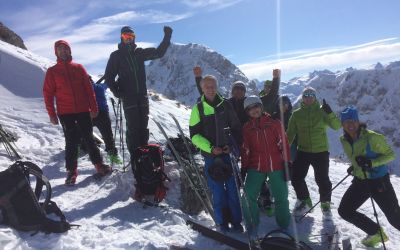 Juhu geschafft! Das Team ist mit den Skiern am Gipfel.