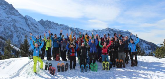 Lustige Truppe beim Schneeschuhwandern in den Alpen