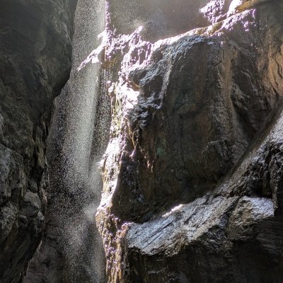 Inmitten der Stille flüstert das Wasser durch den Fels – ein geheimer Ort, wo Licht und Schatten tanzen.