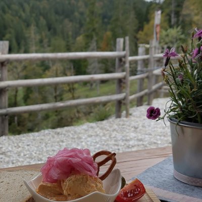 Brotzeit auf der Finzalm bei Krün-Wallgau an der Finzbachklamm. Hellste und trockenste Zeit heute