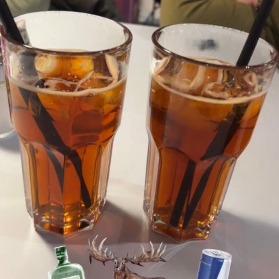 2 fliegende Hirsche gesichtet