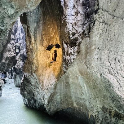 In der Partnachklamm die Kraft der Natur spüren – ein magischer Ort nahe dem Explorer Hotel Garmisch. 💧🌿