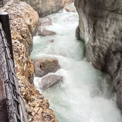 Partnachklamm ist sehr empfehlenswert. 
Eintritt 10€
Tip: Wenn ihr durch seit und es lieber etwas entspannter mögt, geht nicht am Ende durchs andere Drehkreuz, sondern wieder durch die Partnachklamm zurück zum Klammeingang. Außer ihr wollt danach noch etwas steiler bergauf genießen, dann feel free.