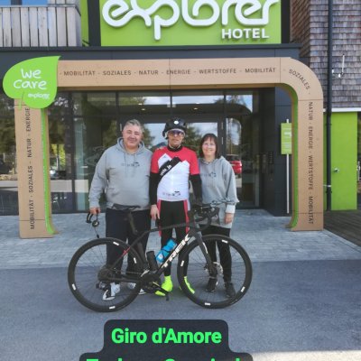 An unserem 15. Hochzeitstag sind mein Ultracycling-Ehemann cyclo_jo (siehe Instagram) auf dem Rennrad und ich im hinterherfahrenden PaceCar in gut 12 Stunden die 355 km und 3800 Höhenmeter südlich von Würzburg zum Explorer Hotel Garmisch gefahren.
