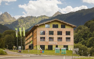 Vor traumhafter Bergkulisse kannst Du im Explorer Hotel Montafon nächtigen.