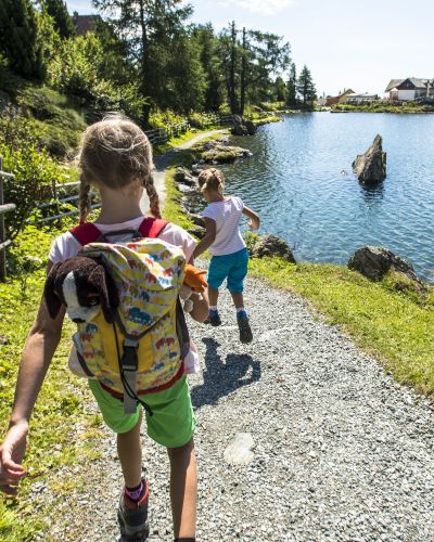 Familienwanderung zum See