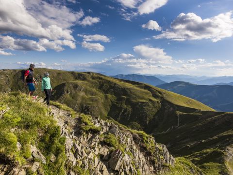 Turistika uprostřed nádherné horské scenérie