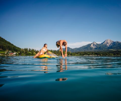 Rafraîchissement au lac Faak Région touristique de Villach, lac Faak et ses magnifiques paysages de montagne