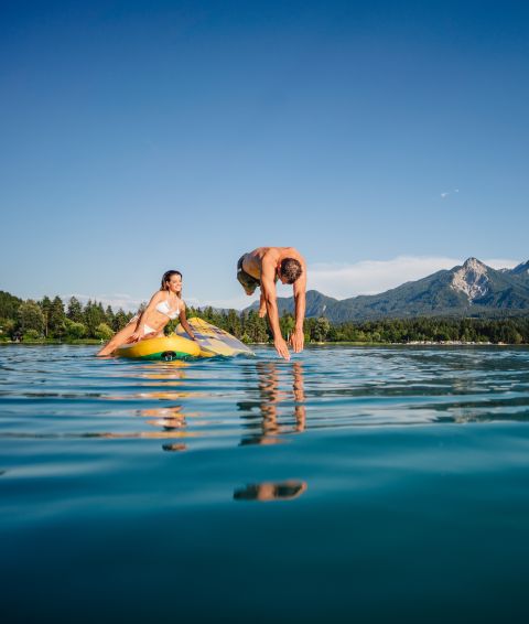 Rafraîchissement au lac Faak Région touristique de Villach, lac Faak et ses magnifiques paysages de montagne