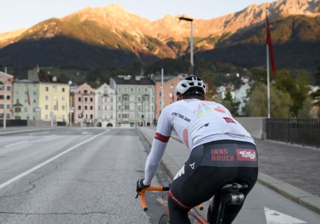 Durante la vostra vacanza in uno dei Tyrolean Explorer Hotels, raggiungete la capitale segreta delle Alpi, Innsbruck, in bicicletta da corsa.