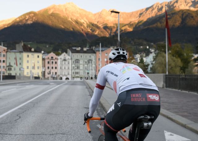 Během dovolené v jednom z hotelů Tyrolean Explorer se vydejte na silničním kole do tajného hlavního města Alp, Innsbrucku.