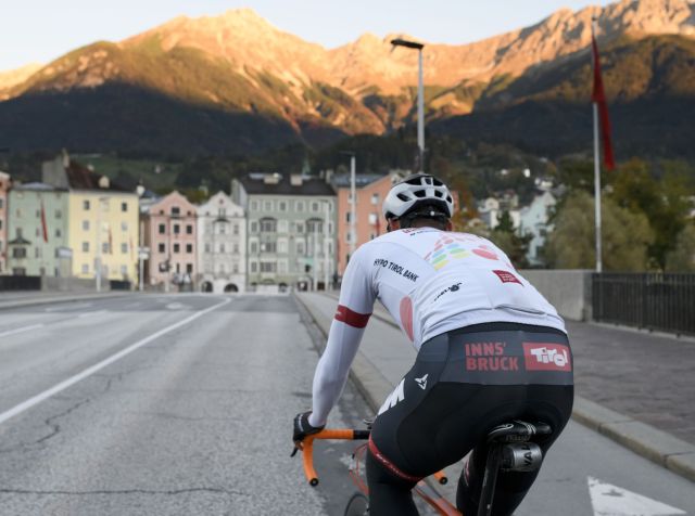 Podczas wakacji w jednym z hoteli Tyrolean Explorer udaj się rowerem szosowym do sekretnej stolicy Alp, Innsbrucka.