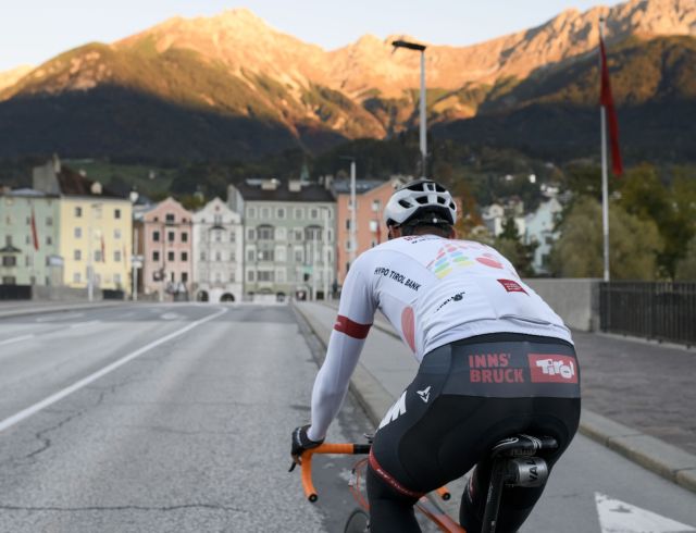 A tiroli Explorer Hotels szállodáiban eltöltött nyaralása alatt látogasson el országúti kerékpárral az Alpok titkos fővárosába, Innsbruckba.
