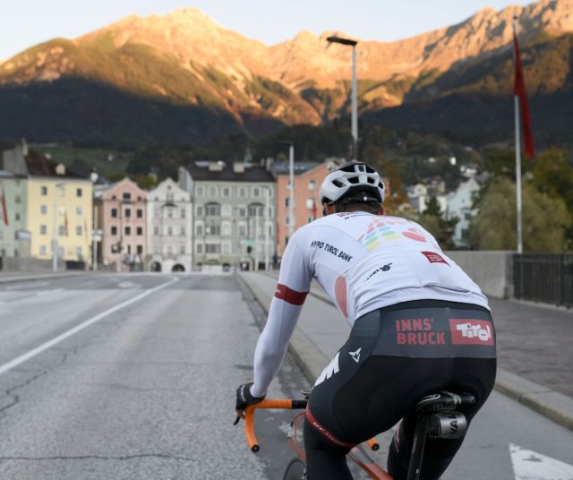 Pendant vos vacances dans l'un des hôtels Tyrolean Explorer, partez à la découverte d'Innsbruck, la capitale secrète des Alpes, à vélo de course.