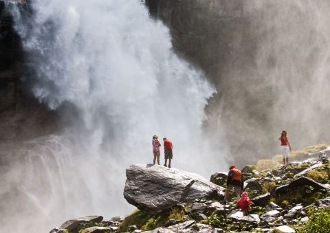 Spruzzo rinfrescante delle cascate di Krimml sull'altopiano panoramico