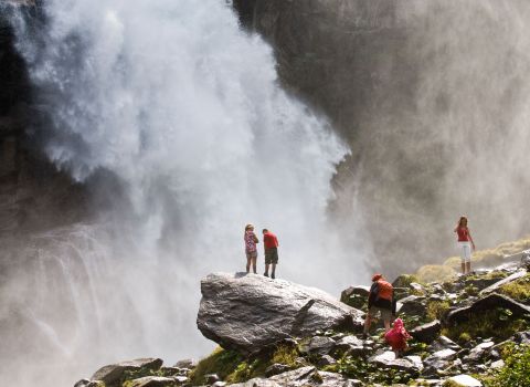 Verfrissende spray van de Krimml-watervallen op het uitzichtplateau