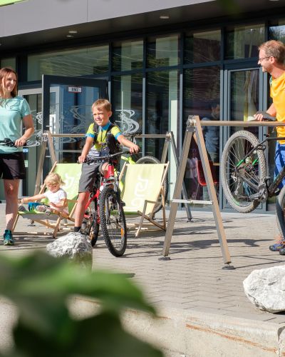 Nesselwang bietet ein große Auswahl an sportlichen Aktivitäten. Ob im Sommer Wandern, Fahrrad fahren oder schwimmen oder im Winter Skifahren, Langlaufen oder eine Schneeschuhwanderung? Unser Angebot ist breit gefächert.