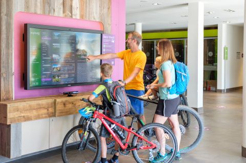Gemeinsame Tourenplanung Auf unseren Bildschirmen am Eingang siehst du vorgeschlagene Touren oder kannst auch selbst deine eigene planen.