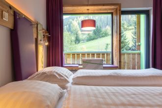 Gemütliche Zimmer mit viel Platz findest Du nicht nur in Bad Kleinkirchheim, sondern auch in allen anderen Explorer Hotels in Deutschland und Österreich.