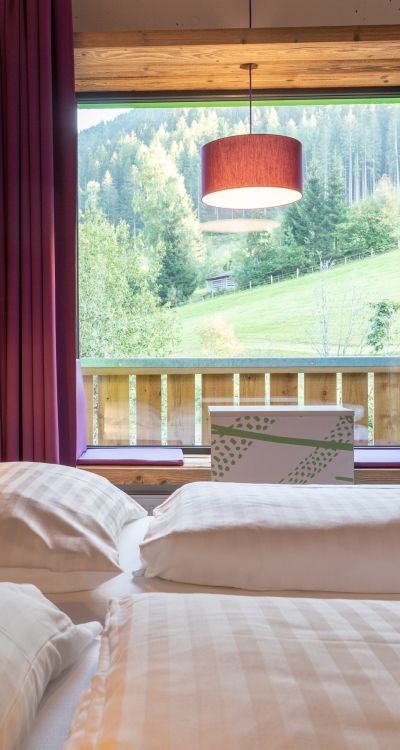 Gemütliche Zimmer mit viel Platz findest Du nicht nur in Bad Kleinkirchheim, sondern auch in allen anderen Explorer Hotels in Deutschland und Österreich.