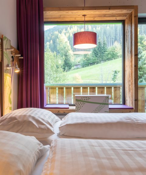 In den Explorer Hotel Zimmern erwartet Dich ein Panoramafenster