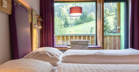 In den Explorer Hotel Zimmern erwartet Dich ein Panoramafenster