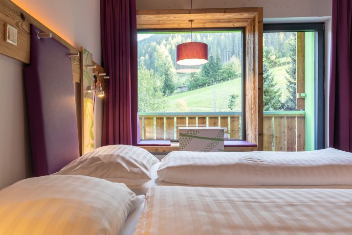 Gemütliche Zimmer mit viel Platz findest Du nicht nur in Bad Kleinkirchheim, sondern auch in allen anderen Explorer Hotels in Deutschland und Österreich.