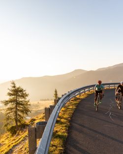 Rennradfahren im Herbst in den Alpen