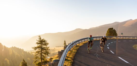 Rennradfahren im Herbst in den Alpen