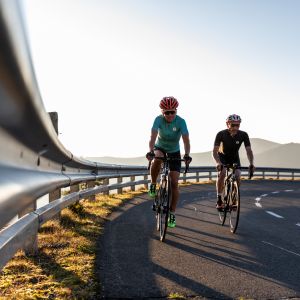Sportliche Rennradtour auf der Nockalmstraße zur frühen Stunde Sommerurlaub mit dem Rennrad in den österreichischen Bergen. Zum Beispiel in den Nockbergen, im Explorer Hotel Bad Kleinkirchheim in Kärnten.