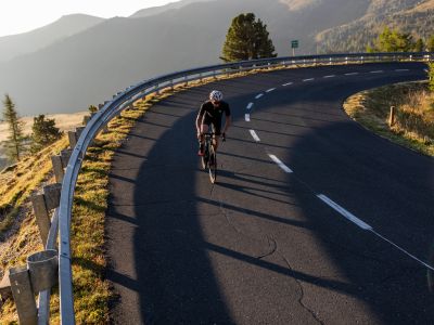 Die Gegend rund um das Explorer Hotel Bad Kleinkirchheim entdecken, das geht am besten mit dem Rennrad. Unterwegs auf der Alpenstraße genießt du die herrliche Aussicht auf die Nockberge.