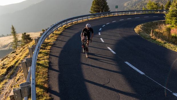 Die Gegend rund um das Explorer Hotel Bad Kleinkirchheim entdecken, das geht am besten mit dem Rennrad. Unterwegs auf der Alpenstraße genießt du die herrliche Aussicht auf die Nockberge.