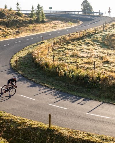 Rennradfahren in den Alpen in Österreich im Urlaub in Bad Kleinkirchheim in Kärnten. Die ideale Unterkunft im Nationalpark Nockberge bietet dir das Explorer Hotel.