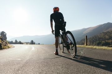 Sonne genießen beim Rennradfahren durch die Alpen