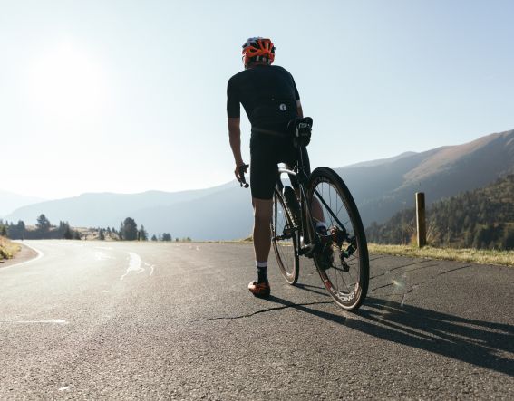 Sonne genießen beim Rennradfahren durch die Alpen